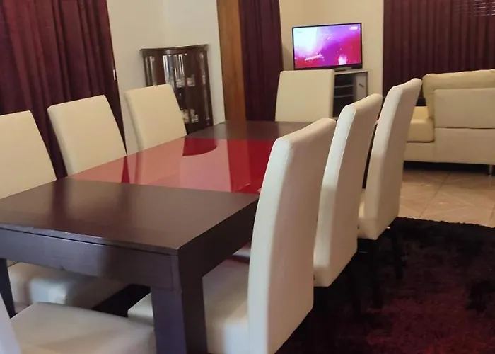 Casa 5 Quartos Em בית נופש *